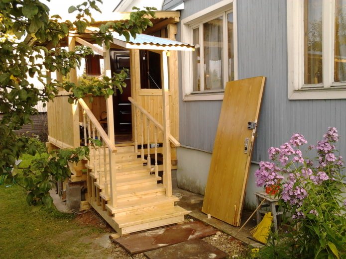 Kleine Holzveranda