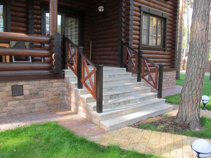 Steinveranda in der Nähe des Hauses