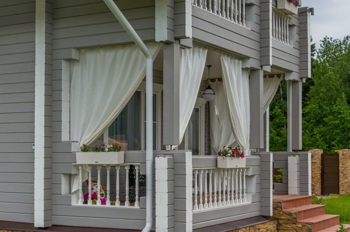 Vorhänge auf der Veranda