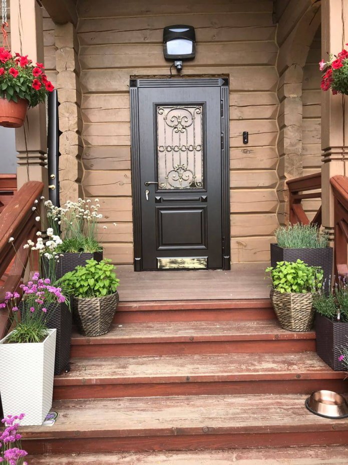 Blumen auf der Veranda neben dem Haus