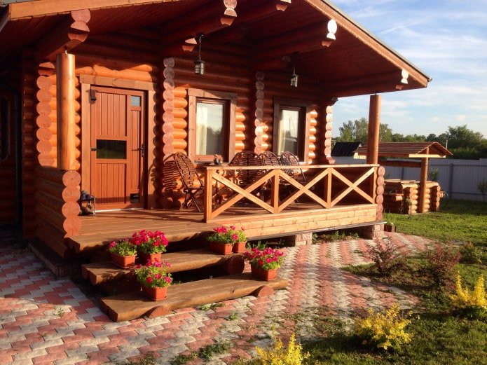 Möbel auf der Veranda des Hauses