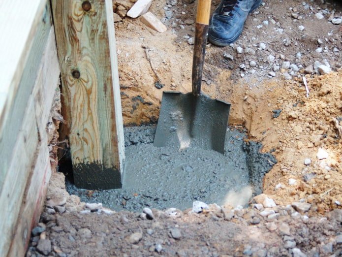 Zementieren einer Holzstütze