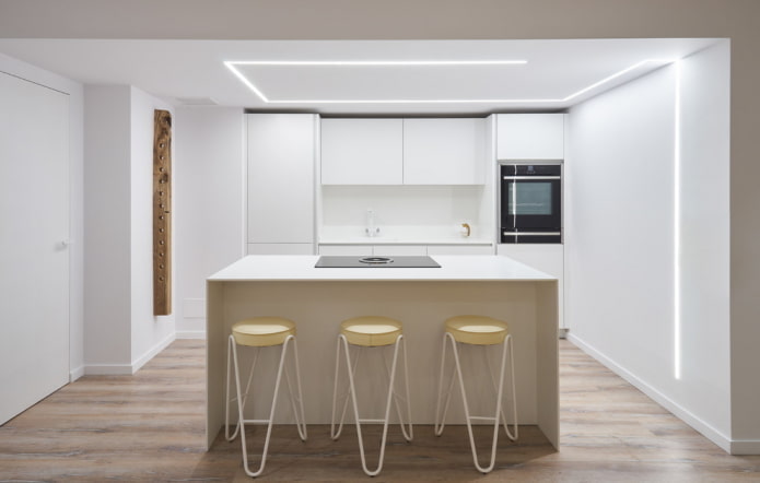 Weiße Decke mit Hintergrundbeleuchtung in der Küche