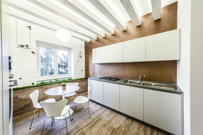 Küche mit dekoriertem Fensterbrett