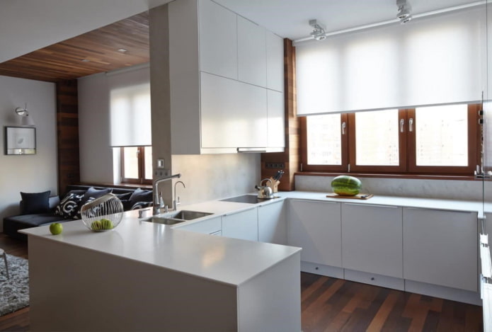Fensterdekoration mit weißen Vorhängen