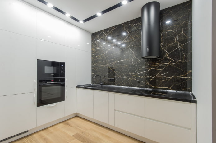 Schürze bis zur Decke