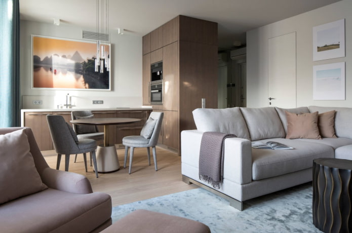 Sofa mit dem Rücken zur Küche