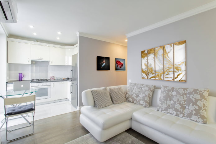 Ecksofa mit dem Rücken zur Wand