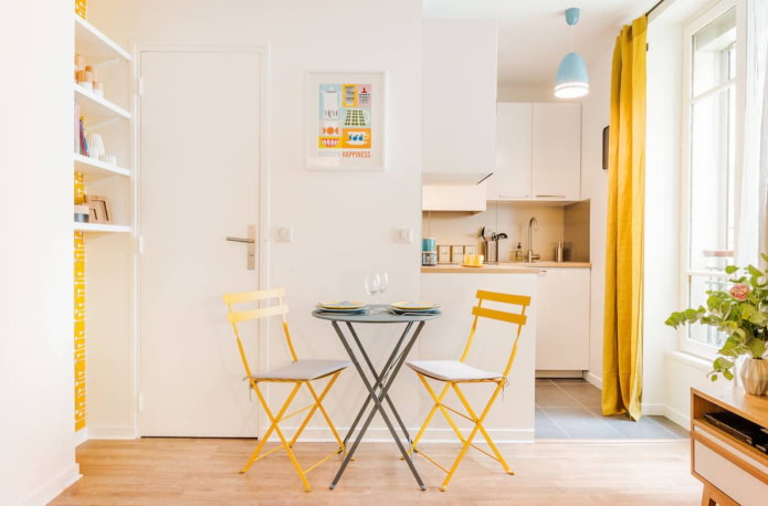 Gelbe Akzente im Interieur