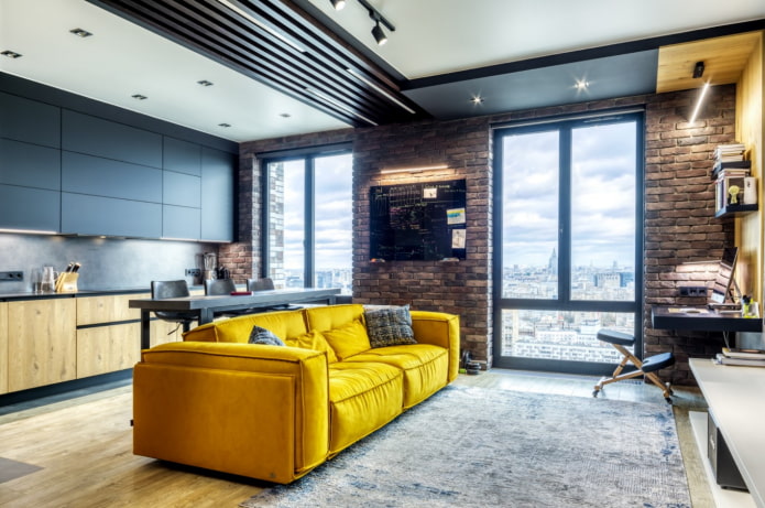 helles Sofa im Loft-Stil