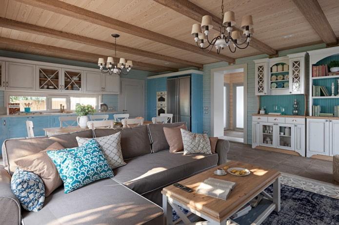 Interieur der Wohnküche im Provence-Stil