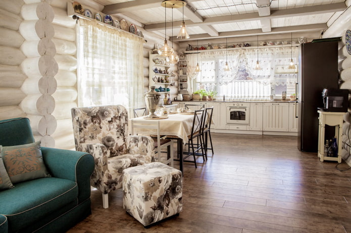 Interieur der Wohnküche im provenzalischen Stil