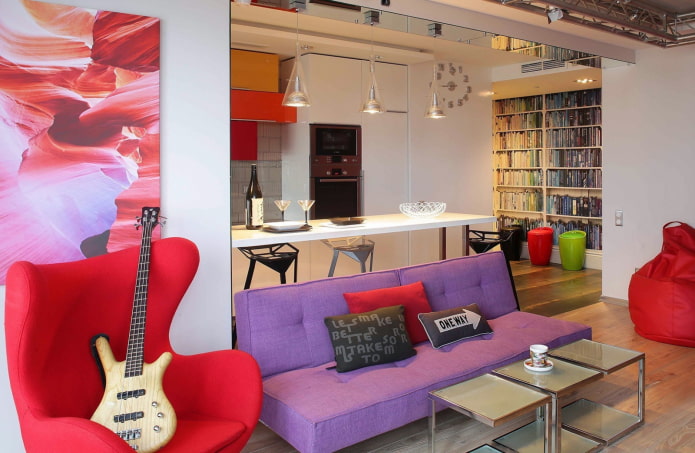Wohnküche-Interieur in hellen Farben