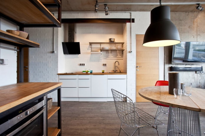 Küche in einer Nische im Innenraum im Loft-Stil