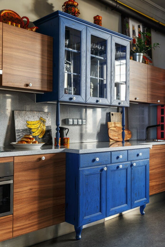 Kombination von Holz mit blau