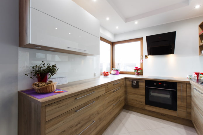 Küche mit Holz- und weißen Fassaden
