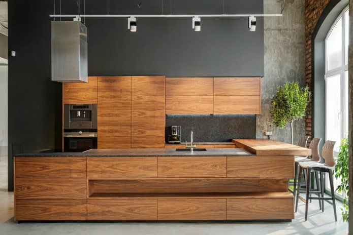 schwarze Küche mit Holz