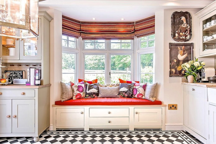 Fensterbanksofa im Kücheninterieur