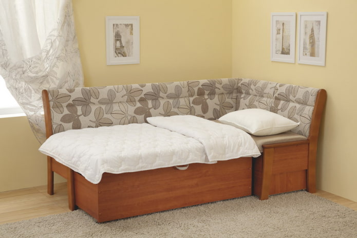 Verwandelbares Sofa im Kücheninterieur