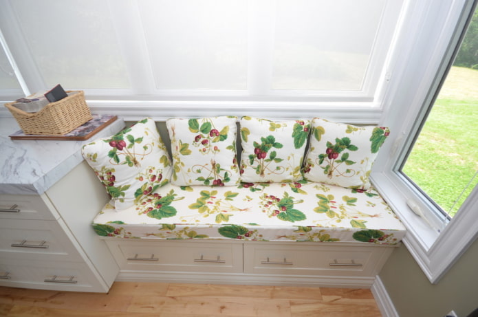 Sofa mit Schubladen im Kücheninterieur