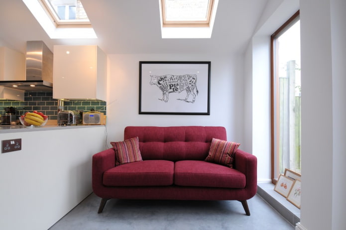 Sofa mit Stoffbezug in der Küche