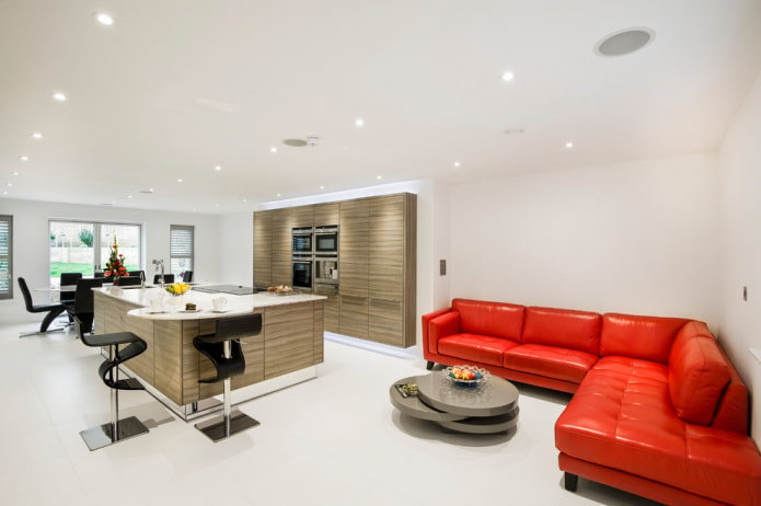 rotes Sofa im Kücheninterieur