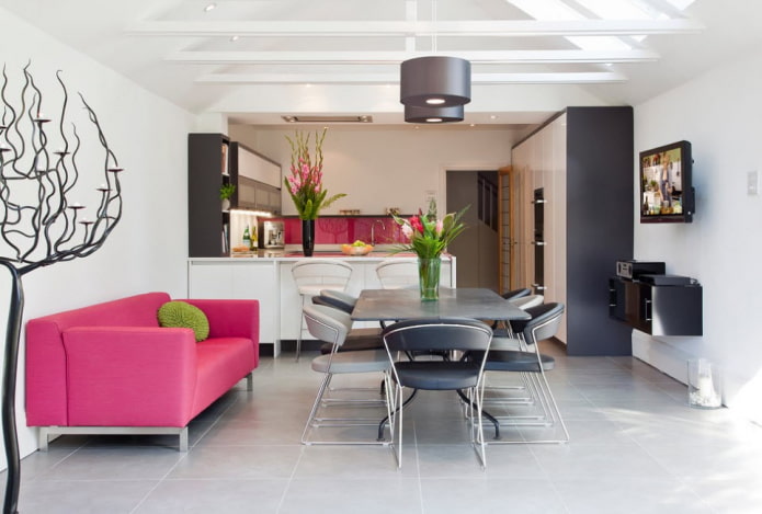 Rosa Sofa im Kücheninterieur