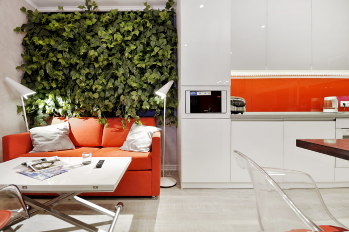 Orangefarbenes Sofa im Kücheninterieur