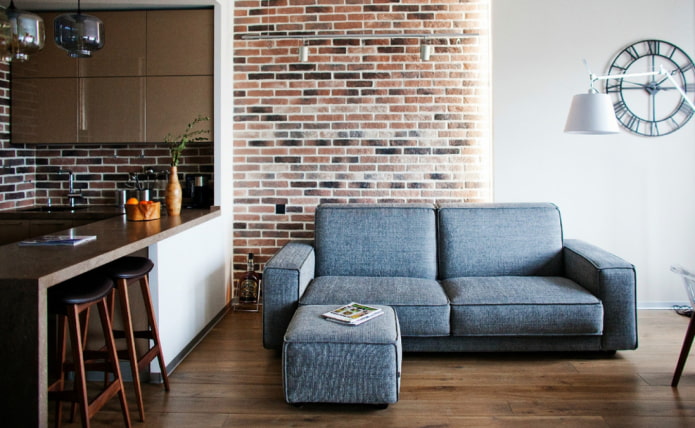 Sofa im Kücheninterieur im Loft-Stil