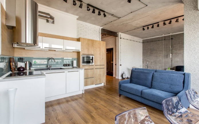 Sofa im Kücheninterieur im Loft-Stil