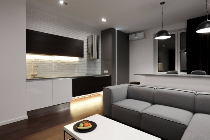 Sofa im Kücheninterieur im minimalistischen Stil