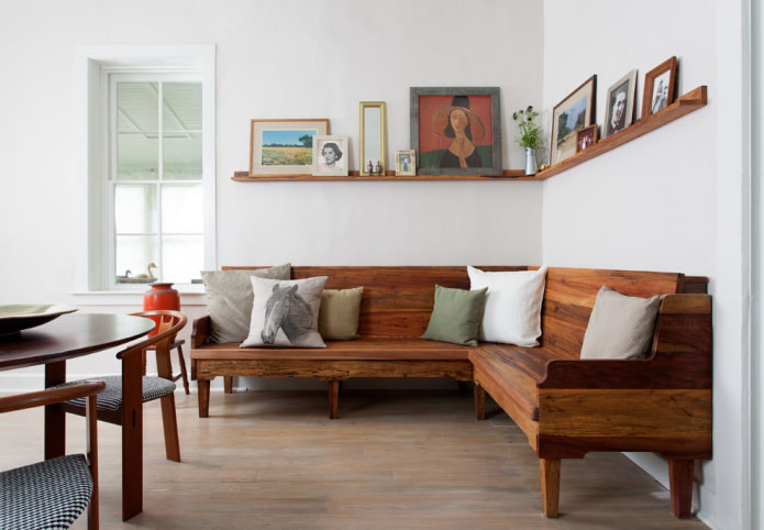 Holzsofa im Kücheninterieur