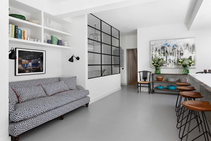 Sofa mit Stoffbezug in der Küche