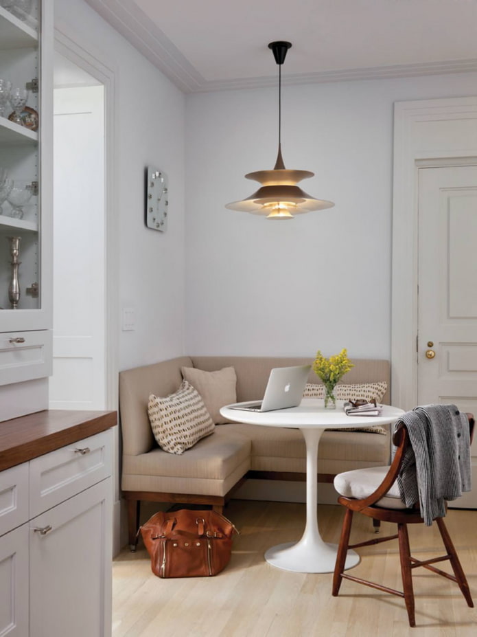 Mini-Sofas im Kücheninterieur