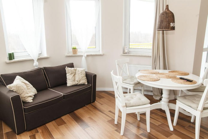 braunes Sofa im Kücheninterieur