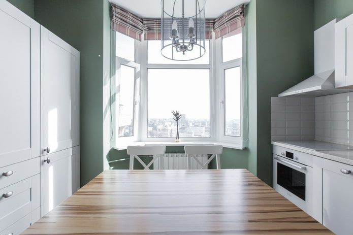 Vorhänge an einem Erkerfenster