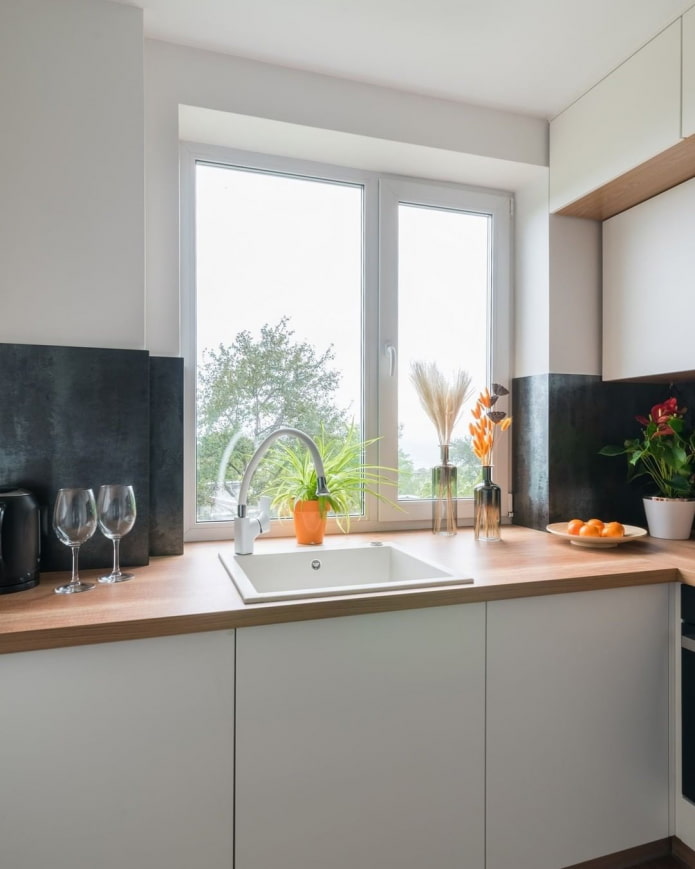 Eckküche unter dem Fenster