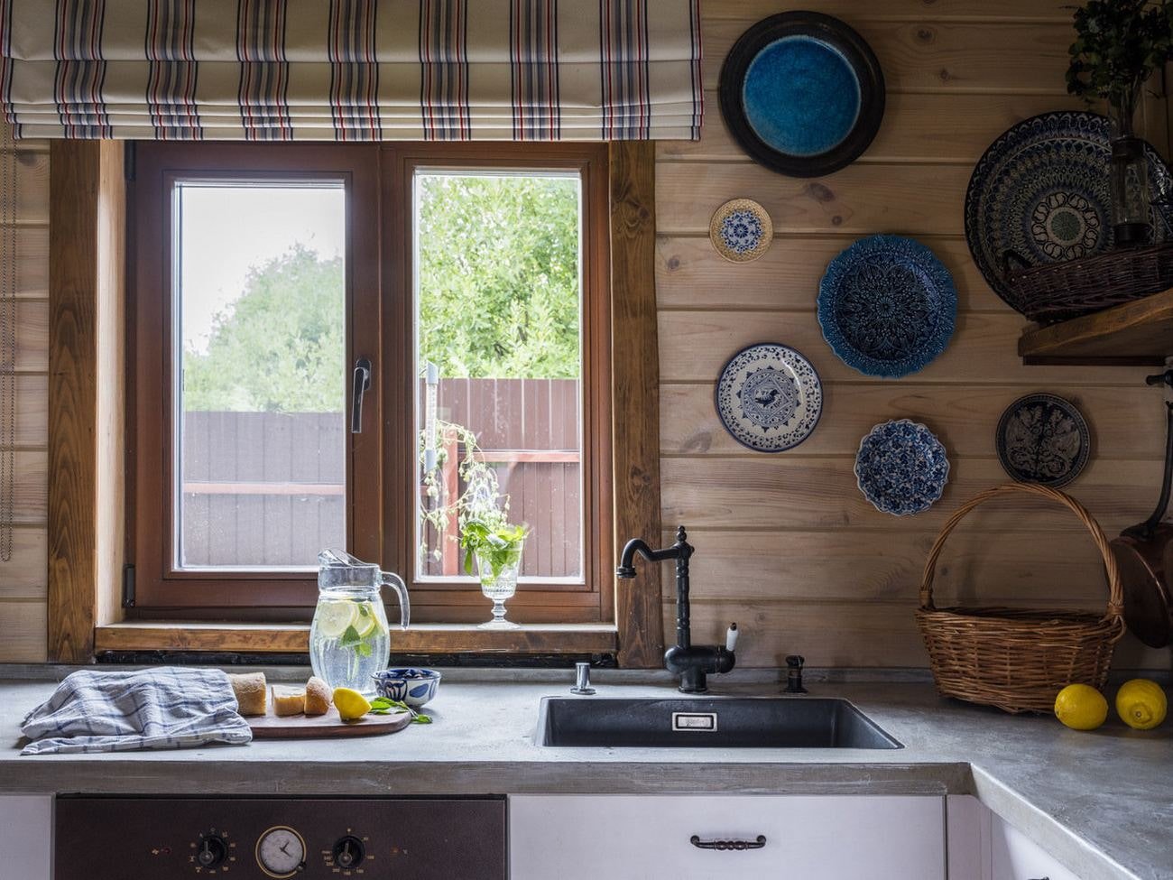 Spülbecken am Fenster in einem Privathaus