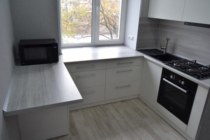 U-förmige Küche mit Fenster
