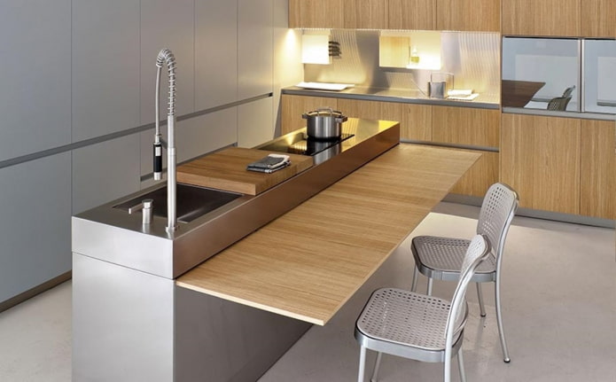 Insel mit Esstisch im Kücheninterieur