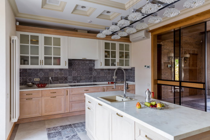 Insel mit Spüle im Kücheninterieur