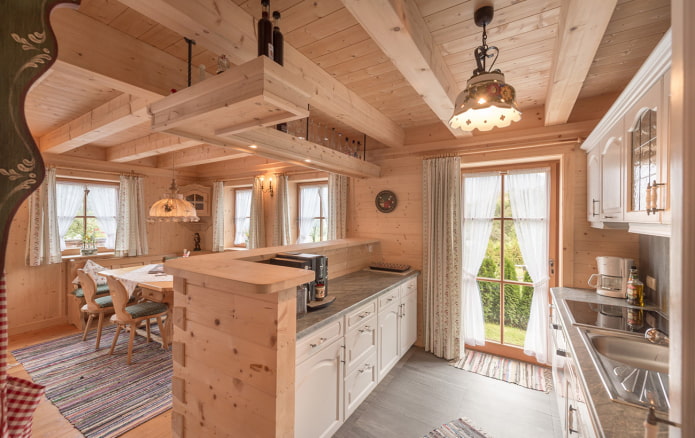 Holzküche im Haus 