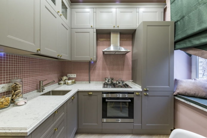 Eingebauter Kühlschrank und Warmwasserbereiter