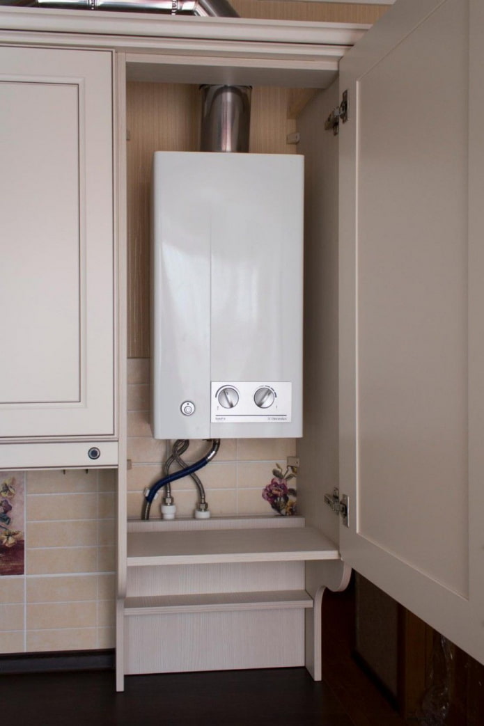 Gas-Warmwasserbereiter in einem Hängeschrank