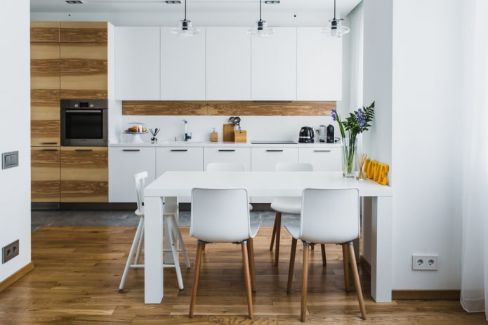 Weiß- und Holzdesign