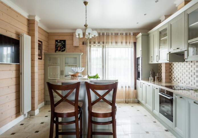 Möbel im Kücheninterieur im rustikalen Landhausstil