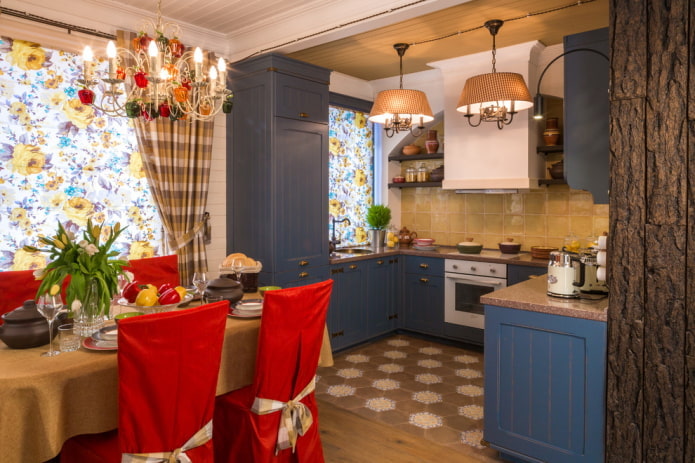 Küchendekor und Beleuchtung im rustikalen Landhausstil