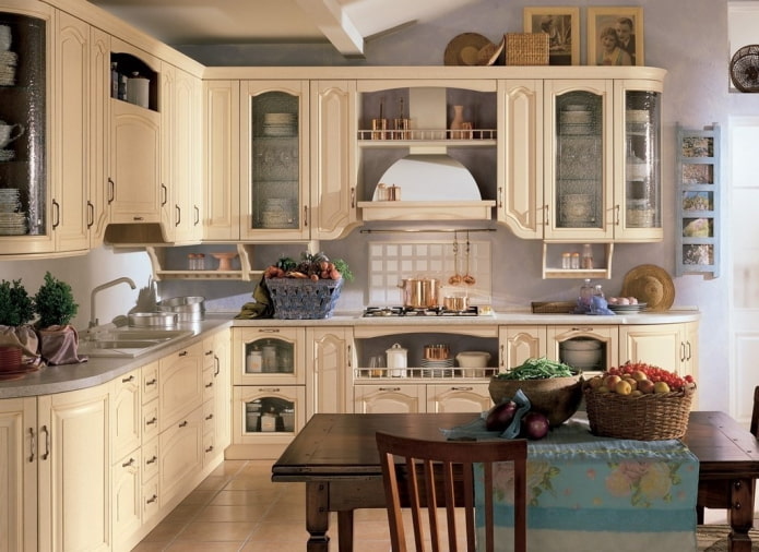 Kücheninterieur im rustikalen Landhausstil