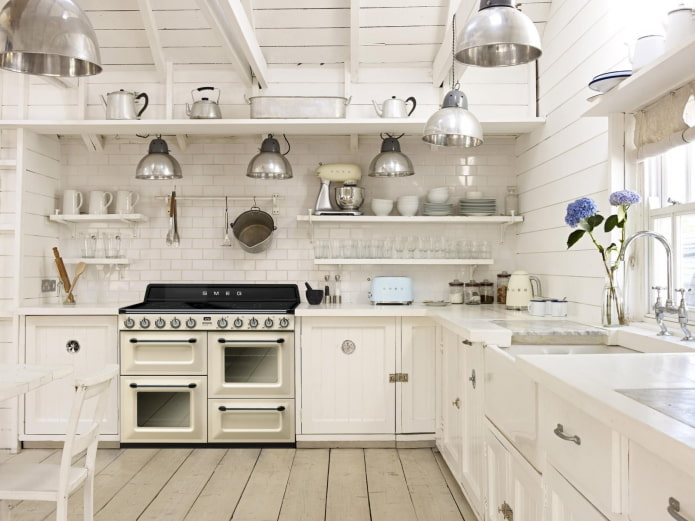 Kücheninterieur im rustikalen Landhausstil