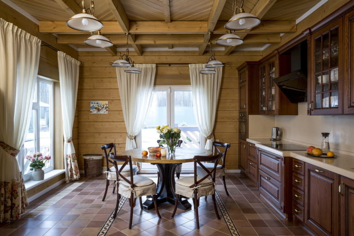Dekor und Beleuchtung in der Küche im rustikalen Landhausstil